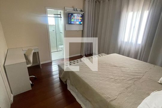Quarto de casa para alugar com 4 quartos, 213m² em Vila Irmaos Arnoni, São Paulo