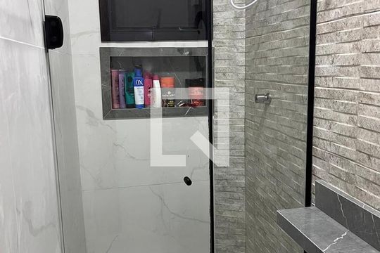 Banheiro de casa de condomínio para alugar com 2 quartos, 52m² em Vila Caiçara, Praia Grande
