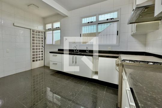 Casa à venda com 4 quartos, 300m² em Vila Paris, Belo Horizonte