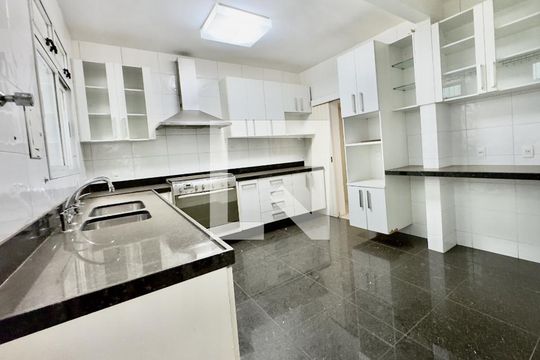 Casa à venda com 4 quartos, 300m² em Vila Paris, Belo Horizonte