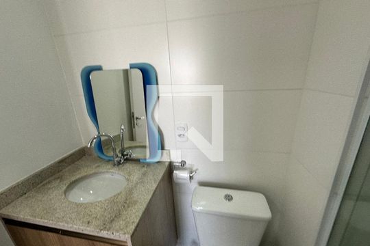 Banheiro de apartamento para alugar com 1 quarto, 43m² em Jardim Tupanci, Barueri