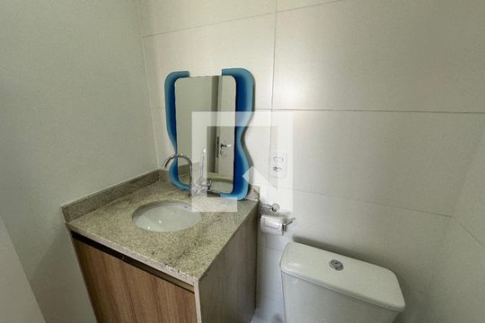 Banheiro de apartamento para alugar com 1 quarto, 43m² em Jardim Tupanci, Barueri