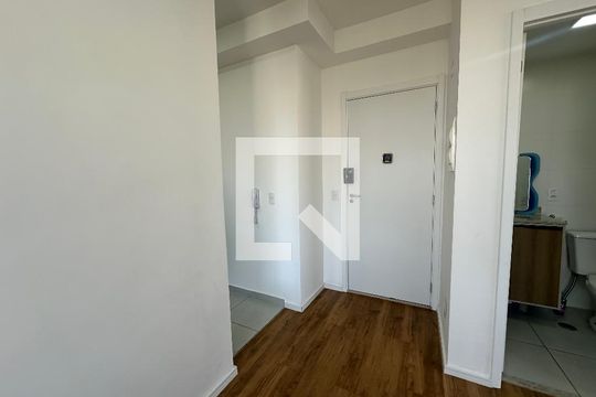 Sala de apartamento para alugar com 1 quarto, 43m² em Jardim Tupanci, Barueri