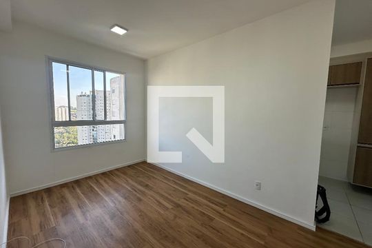 Sala de apartamento para alugar com 1 quarto, 43m² em Jardim Tupanci, Barueri