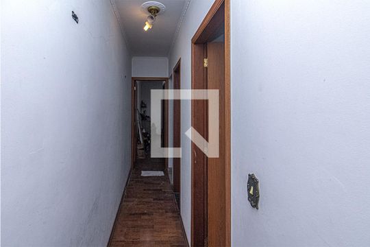 corredor para os cômodos superiores_2 de casa à venda com 3 quartos, 100m² em Jardim Maria Estela, São Paulo