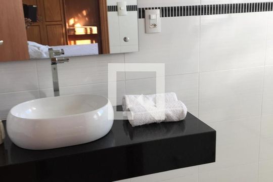 Banheiro de casa de condomínio à venda com 5 quartos, 507m² em Jacarepaguá, Rio de Janeiro