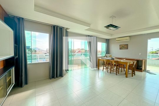 Sala de TV de apartamento para alugar com 1 quarto, 140m² em Ingleses do Rio Vermelho, Florianópolis
