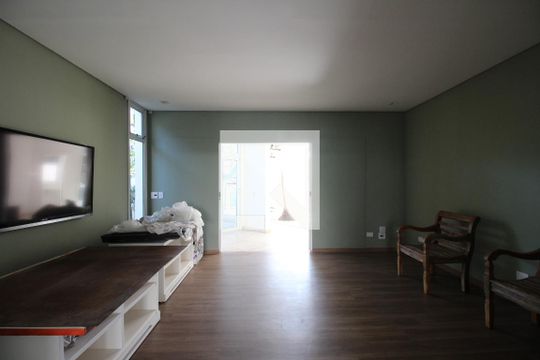 Sala de TV de casa para alugar com 6 quartos, 700m² em Jardim Guedala, São Paulo
