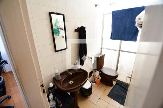Banheiro de apartamento à venda com 1 quarto, 54m² em Vila Itapura, Campinas