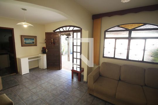 Sala de casa à venda com 3 quartos, 190m² em Conjunto Ademar Maldonado, Belo Horizonte