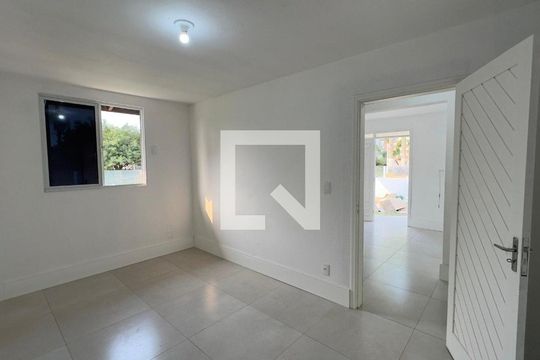 Quarto de casa para alugar com 3 quartos, 89m² em Jurerê, Florianópolis