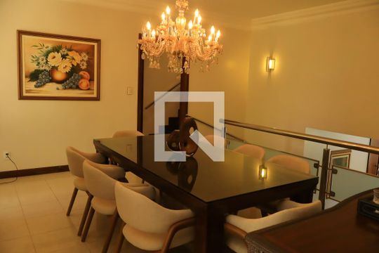 Sala de casa de condomínio para alugar com 6 quartos, 520m² em Piatã, Salvador