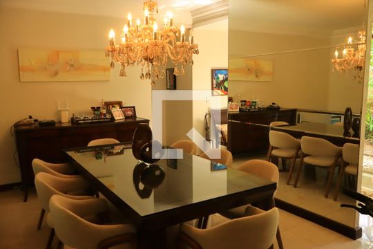 Sala de casa de condomínio para alugar com 6 quartos, 520m² em Piatã, Salvador