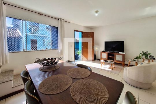 Sala de casa de condomínio à venda com 3 quartos, 150m² em Sapê, Niterói