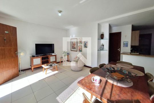 Sala de casa de condomínio à venda com 3 quartos, 150m² em Sapê, Niterói