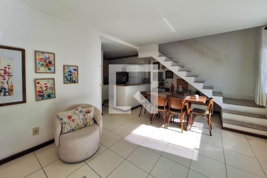 Sala de casa de condomínio à venda com 3 quartos, 150m² em Sapê, Niterói