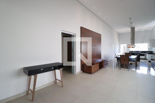 Sala de casa de condomínio para alugar com 3 quartos, 210m² em Laranjeiras, Uberlândia