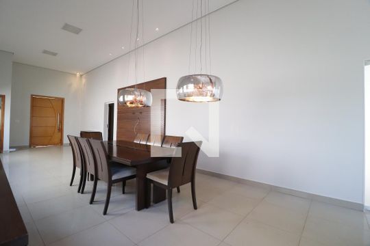 Sala de casa de condomínio para alugar com 3 quartos, 210m² em Laranjeiras, Uberlândia