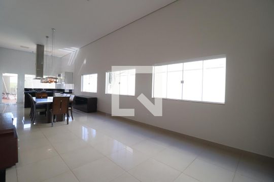 Sala de casa de condomínio para alugar com 3 quartos, 210m² em Laranjeiras, Uberlândia
