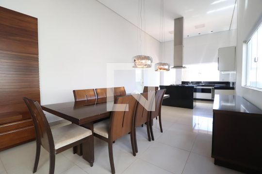Sala de casa de condomínio para alugar com 3 quartos, 210m² em Laranjeiras, Uberlândia