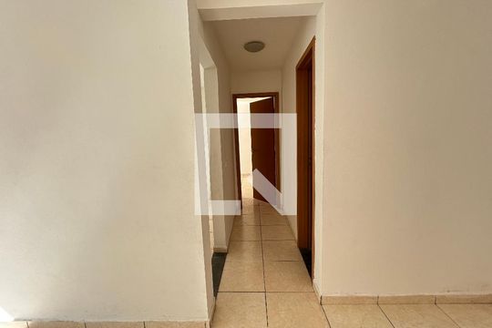 Corredor de apartamento para alugar com 1 quarto, 48m² em Anchieta, Nilópolis