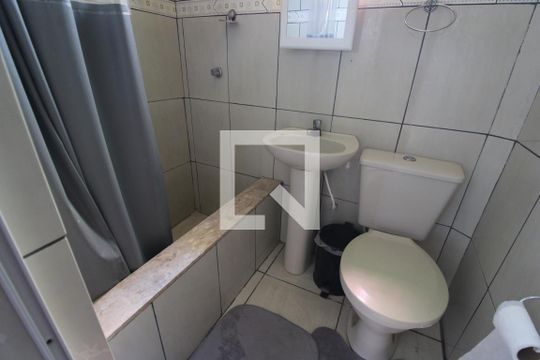 Banheiro de kitnet/studio para alugar com 1 quarto, 40m² em Curicica, Rio de Janeiro