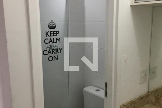 Banheiro de apartamento para alugar com 2 quartos, 55m² em Vila Galvão, Guarulhos