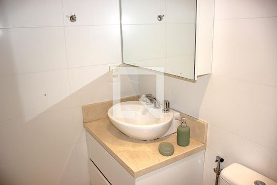 Banheiro de kitnet/studio para alugar com 1 quarto, 41m² em Bela Vista, São Paulo