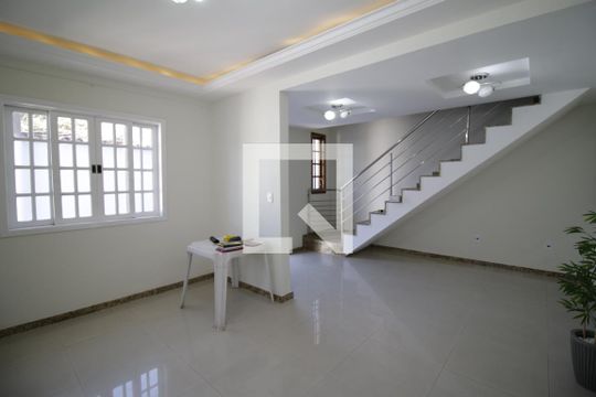 Sala de casa à venda com 4 quartos, 164m² em Pechincha, Rio de Janeiro
