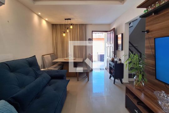 Sala de casa de condomínio para alugar com 2 quartos, 120m² em Sapê, Niterói