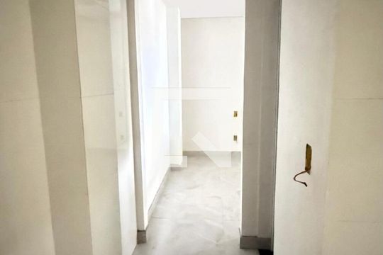 Corredor de kitnet/studio para alugar com 1 quarto, 26m² em São Paulo, Belo Horizonte