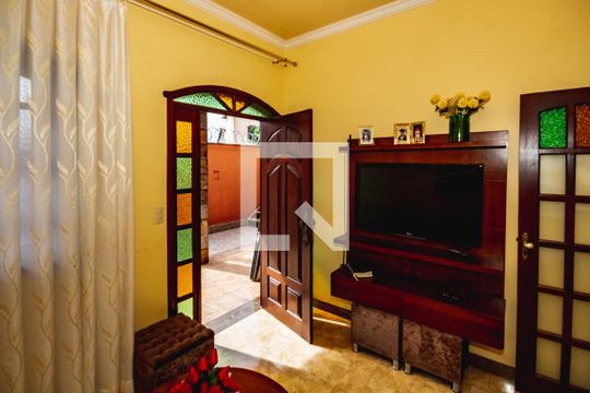 Casa para alugar com 5 quartos, 300m² em Minaslandia, Belo Horizonte