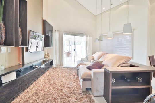 Sala de casa de condomínio para alugar com 4 quartos, 485m² em Aclimação, Uberlândia