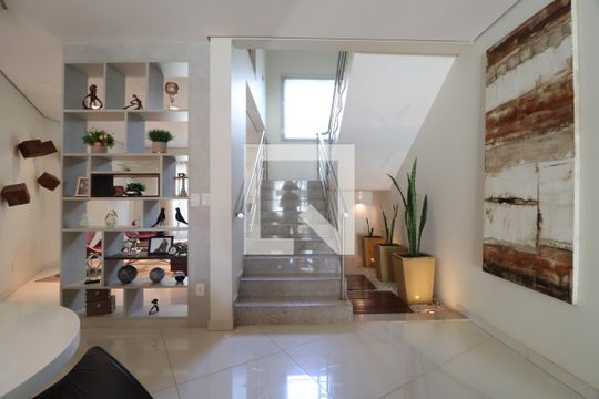 Sala de casa de condomínio para alugar com 4 quartos, 485m² em Aclimação, Uberlândia