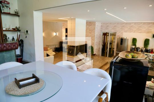 Sala de casa de condomínio à venda com 5 quartos, 2500m² em Chácara Flora, São Paulo
