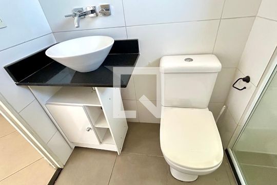 Banheiro de kitnet/studio para alugar com 1 quarto, 38m² em Vila Augusta, Guarulhos