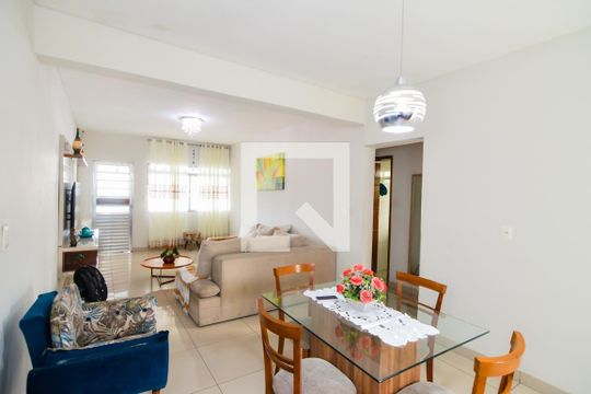 Sala de casa para alugar com 2 quartos, 208m² em Jardim Bebedouro, Guarulhos