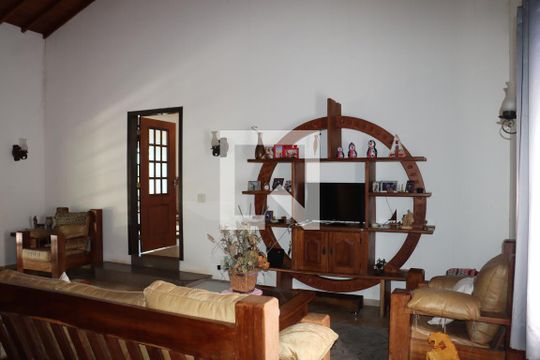 Casa para alugar com 3 quartos, 400m² em Santana, Cotia