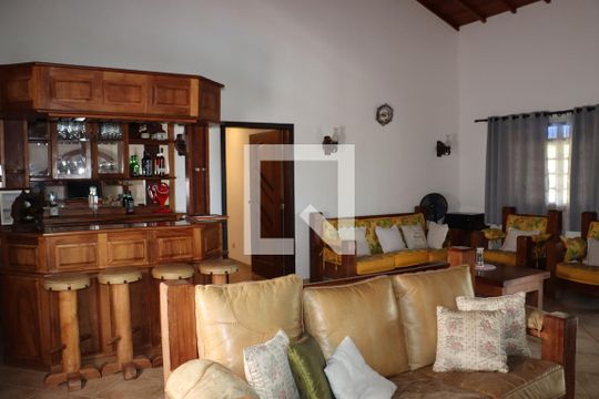 Casa para alugar com 3 quartos, 400m² em Santana, Cotia