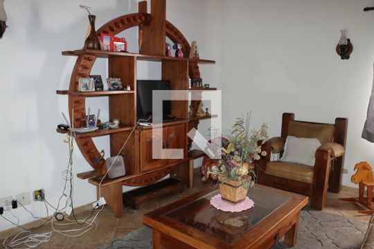 Casa para alugar com 3 quartos, 400m² em Santana, Cotia