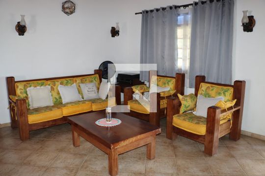 Casa para alugar com 3 quartos, 400m² em Santana, Cotia