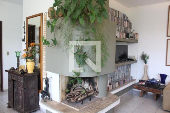 Sala de casa de condomínio para alugar com 4 quartos, 200m² em Chácara das Paineiras, Cotia