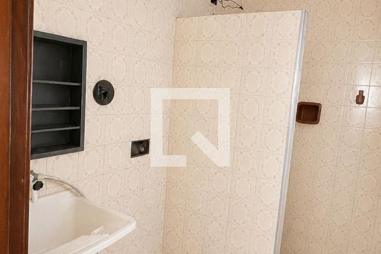 Banheiro de apartamento para alugar com 2 quartos, 65m² em Santa Cruz, Rio de Janeiro