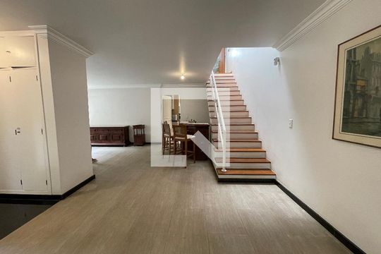Sala de casa à venda com 5 quartos, 208m² em Vila Pirajussara, São Paulo