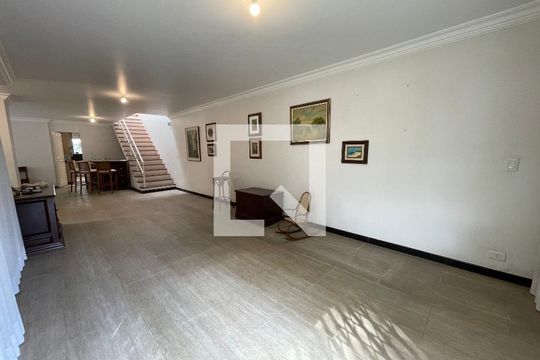 Sala de casa à venda com 5 quartos, 208m² em Vila Pirajussara, São Paulo