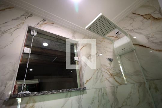 Banheiro de kitnet/studio para alugar com 1 quarto, 70m² em Irajá, Rio de Janeiro