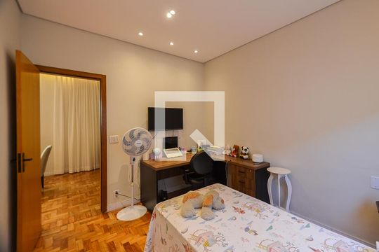 Casa à venda com 7 quartos, 400m² em Pompéia, Belo Horizonte
