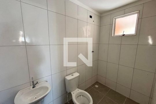 Banheiro de casa para alugar com 2 quartos, 55m² em Jardim Dayse, Ferraz de Vasconcelos