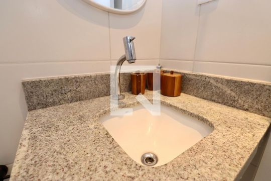 Banheiro de apartamento para alugar com 1 quarto, 29m² em Caminho das Árvores, Salvador