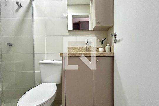 Banheiro de kitnet/studio para alugar com 1 quarto, 29m² em Campeche, Florianópolis